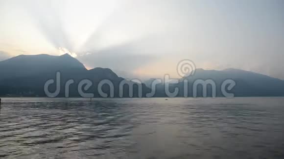 意大利科莫湖日落从贝拉吉奥那里看有山的风景视频的预览图