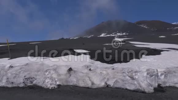 埃特纳火山表面的全景雪在路附近意大利西西里视频的预览图