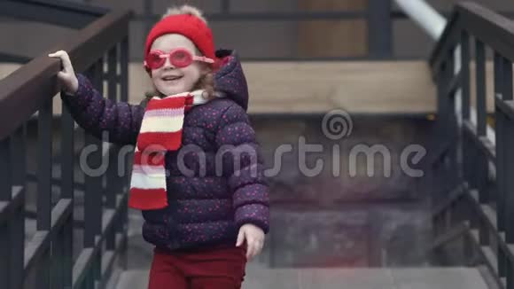 快乐的小女孩戴着滑稽的游泳眼镜走上楼梯玩得开心视频的预览图