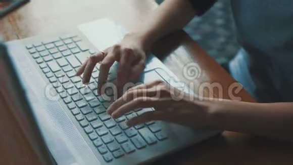 年轻的商务女性在时髦的时髦创业公司的共享办公桌上工作在笔记本电脑上使用大数据视频的预览图