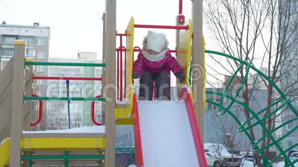 冬天女孩滑下山视频的预览图