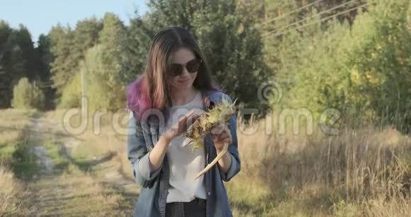 年轻漂亮的姑娘手里拿着成熟的向日葵视频的预览图