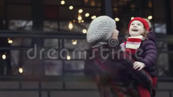 快乐的女人在户外旋转小女儿抱在怀里视频的预览图