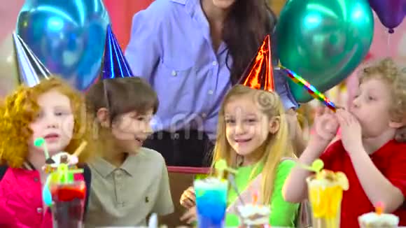 孩子们戴着五颜六色的帽子和母亲和恶魔一起庆祝生日视频的预览图
