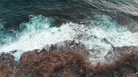 空中近距离无人驾驶飞机拍摄的塞浦路斯岛岩石海岸在风暴中被巨浪冲走视频的预览图