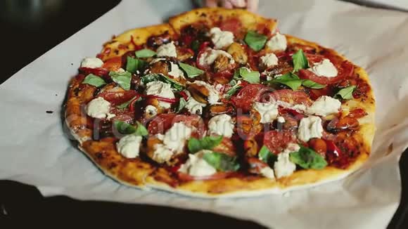 吃一块新鲜出炉的自制素食披萨配上贻贝托马斯豆腐视频的预览图
