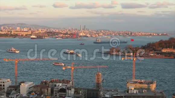 土耳其伊斯坦布尔博斯普鲁斯海岸的建筑起重机斯坦布尔2019年4月10日视频的预览图