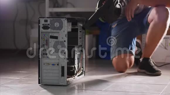 一个带吸尘器的人正在打扫电脑预防服务概念视频的预览图