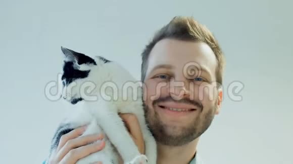 喜笑颜开的长胡子男配黑白家猫人性情感视频的预览图