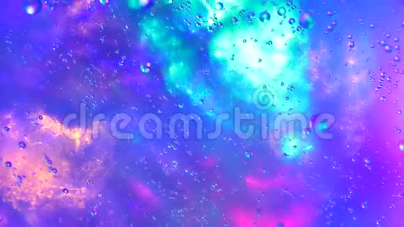 彩色背景上的气泡漂亮的水背景特写视频的预览图
