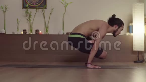 练瑜伽的壮汉巴卡萨纳视频的预览图