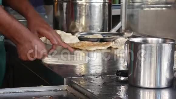 男性手制作印度传统食品称为罗蒂卡奈4k视频的预览图