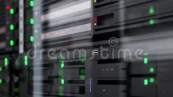 云服务数据中心服务器单元的慢速跟踪镜头显示海量数据连接的闪烁指示灯视频的预览图