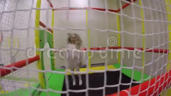 顽皮的女孩在儿童游戏中心跳室内蹦床视频的预览图