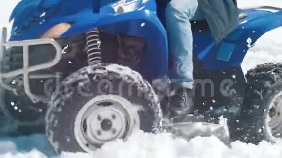 冬天的森林一个人骑着雪车战胜了雪视频的预览图