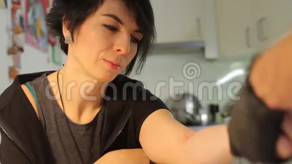 纹身大师擦手霜女孩视频的预览图