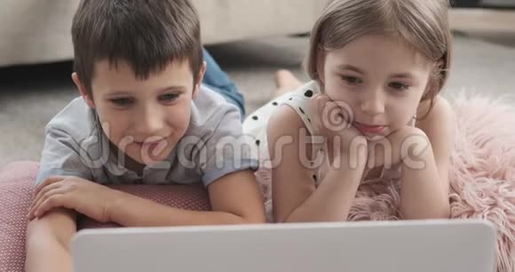 孩子们在笔记本电脑上欣赏电影视频的预览图