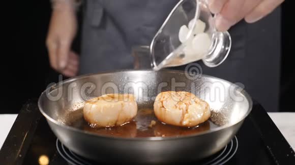 做海鲜健康食品和素食理念专业厨师在手套上添加小洋葱到扇贝上视频的预览图