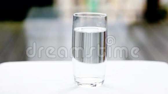 玻璃杯里的阿司匹林视频的预览图