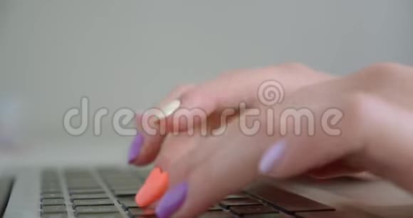 在办公室里用笔记本电脑为女商人的手做漂亮的指甲特写镜头视频的预览图