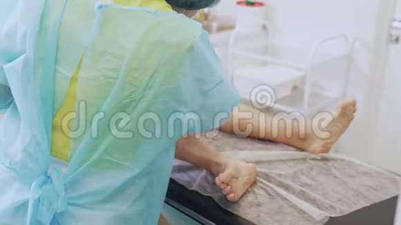 静脉曲张术前消毒病人腿部的无菌衣服护士视频的预览图