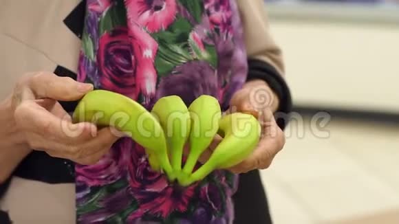 八十岁的贴身奶奶在超市买新鲜香蕉视频的预览图