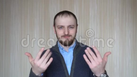 男人邀请来自信和微笑用手做一个手势积极和友好视频的预览图