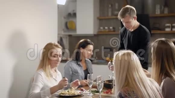 生日派对在亲密的朋友的陪伴下坐在桌子旁吃饭和说话视频的预览图