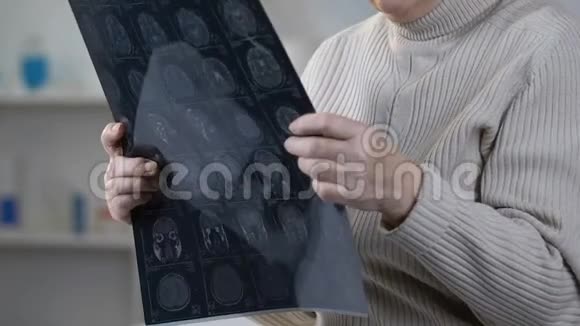 老年女性看脑x光哭泣患有肿瘤病视频的预览图