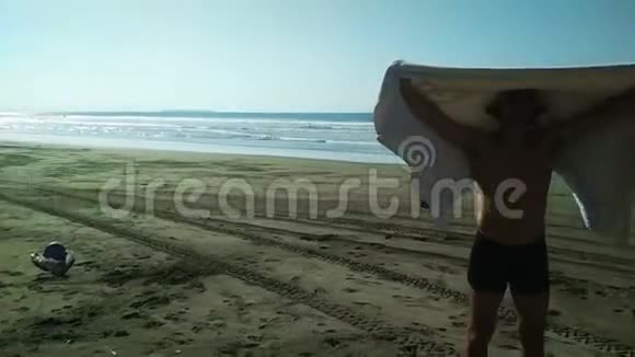海滩上的人拿着毛巾旅行假期概念记忆片段视频的预览图