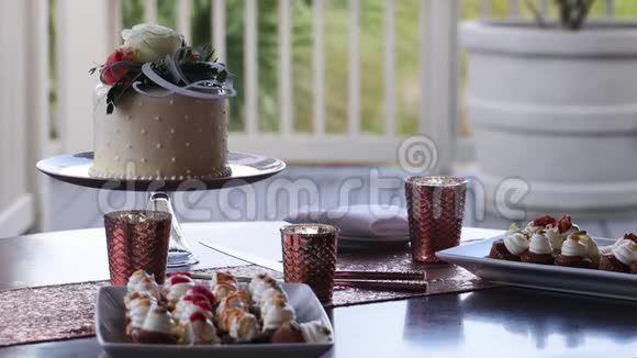 婚礼蛋糕摆在桌子上上面有4K白色桌布视频的预览图
