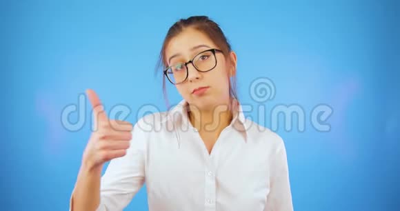 一个蓝色背景的可爱女孩同意做出选择做出决定说是孤独情绪肢体语言视频的预览图