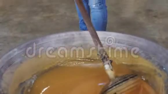 亚洲女游客生产椰糖视频的预览图