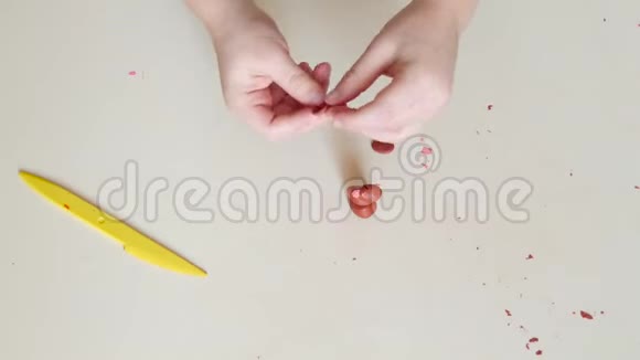 孩子用塑料制品塑造一个人物孩子们的手特写平利视频的预览图