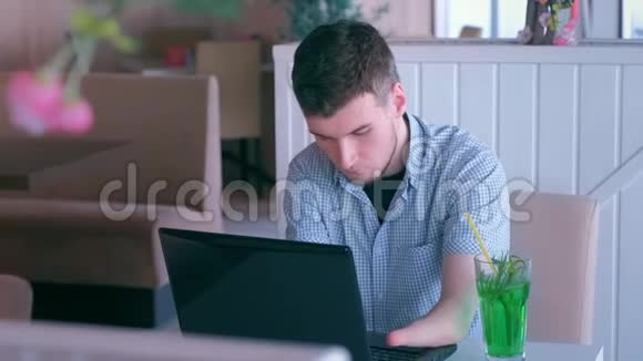 残疾残疾人手残的男子在咖啡馆工作的笔记本饮料鸡尾酒视频的预览图