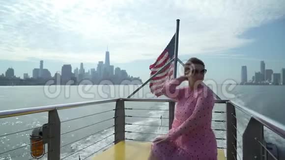 一个年轻女孩骑着一艘船在哈德逊河上乘船环游美国纽约市视频的预览图