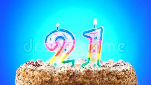 用燃烧的生日蜡烛做生日蛋糕第21号背景变化颜色视频的预览图