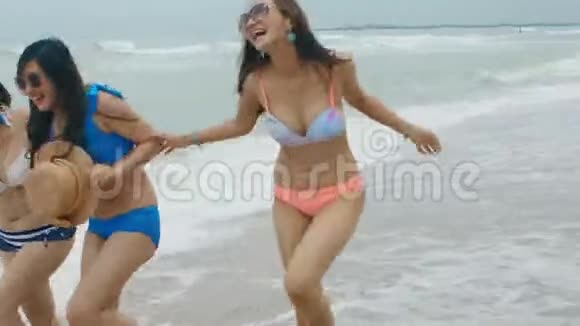 三个亚洲女人在海边的快乐度假之旅视频的预览图