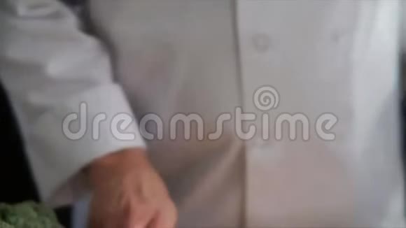 厨师用钢刀磨刀视频的预览图