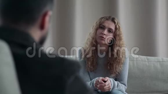 年轻女孩和心理治疗师说话视频的预览图