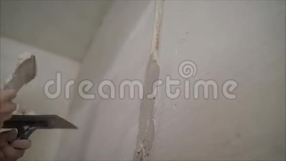 石膏匠把石膏贴在墙上工人用砂浆覆盖墙面视频的预览图