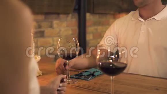 一个年轻人和女朋友在餐馆吃饭女服务员把肉盘子放在桌上给男人吃视频的预览图