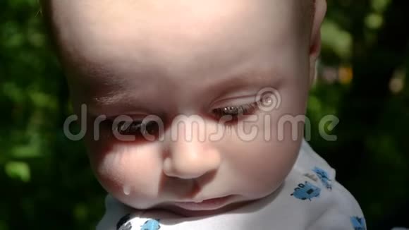 缓慢运动中的不安婴儿抬起头脸上有泪水视频的预览图