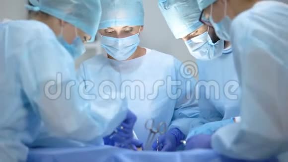在现代医院进行胸外科手术的外科手术团队视频的预览图