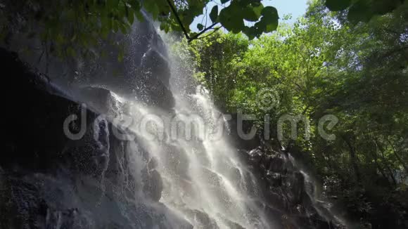 风景秀丽的关东兰普瀑布在巴厘岛的一块阶梯岩下瀑布视频的预览图