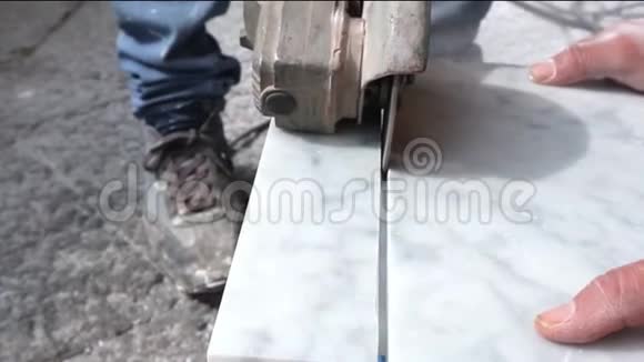 技师锯机切割大理石石材工人用打磨机切割大理石视频的预览图