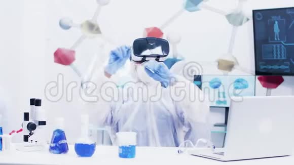 现代化学实验室虚拟现实耳机女科学家视频的预览图