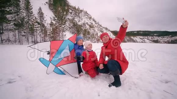 快乐年轻的家人散步在峡谷拍照冬季景观视频的预览图