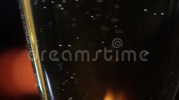 香槟里的泡泡视频的预览图