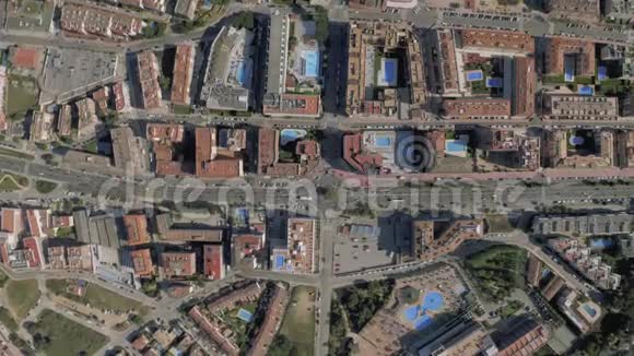 西班牙4K无人驾驶飞机夏季LloretdeMar的汽车交通视频的预览图